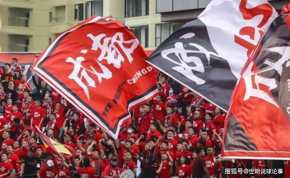 我们没有考虑签下另一名中后卫，尽管我们有两名中后卫缺席，但我们还有另外两人，而且我们还有紧急解决方案，比如琼阿梅尼和卡瓦哈尔。